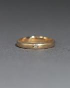 グロースリング ハーフムーン　K18イエローゴールド 2.5mm ヘアライン ダイヤ1石後光留め