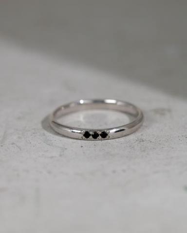 グロースリング ハーフムーン　プラチナ950 2.5mm ブラックダイヤ3石