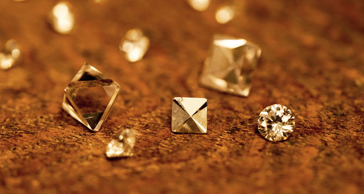 ダイヤモンドは、1粒1粒その輝きや色味が異なります