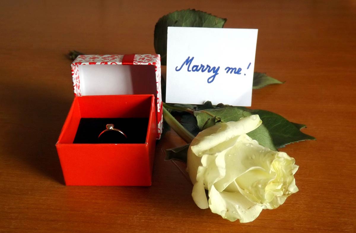 結婚を決意したら用意するのが婚約指輪