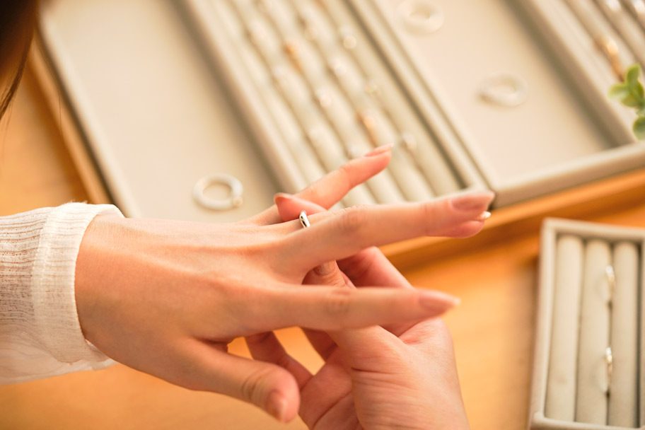 結婚指輪をサイズ直しするには?タイミングや費用、納期などの注意点を解説