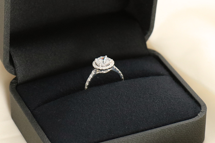 結婚指輪は仕事でつけているのを見るけど、婚約指輪はつけて良いの？