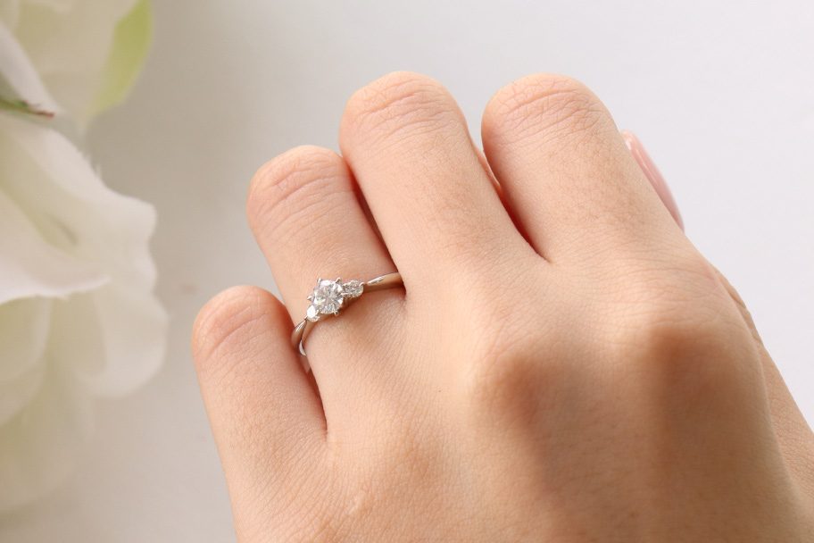 婚約指輪をサプライズで送りたい時、指輪のサイズはどうすれば良い？