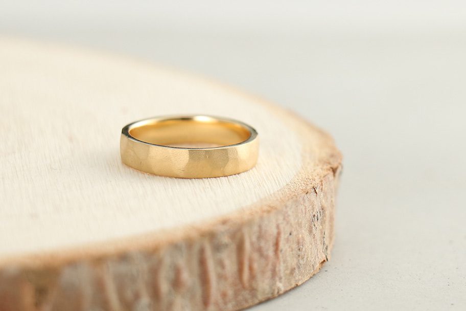 結婚指輪は石なしも聞くが、婚約指輪のダイヤなしは？他の石はどう？