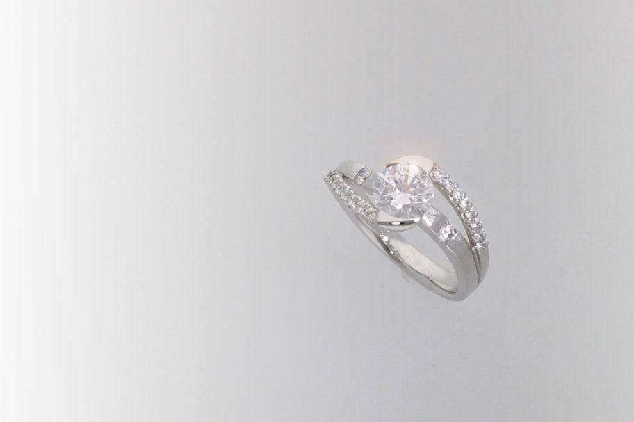 婚約指輪のブランドはどう選べば良い？選び方・探し方を教えて！
