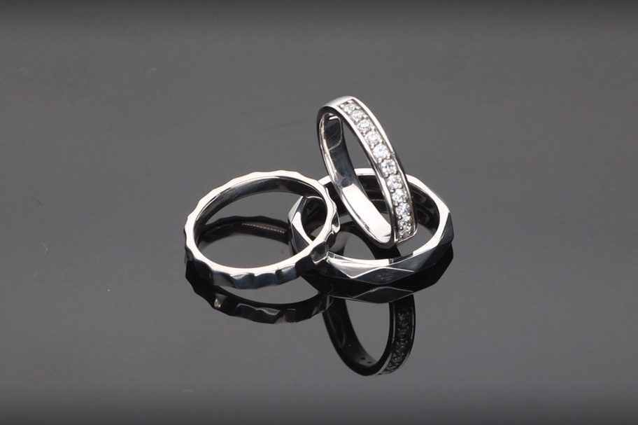 レディースのおしゃれな結婚指輪の選び方～素材やサイズ、ダイヤまで